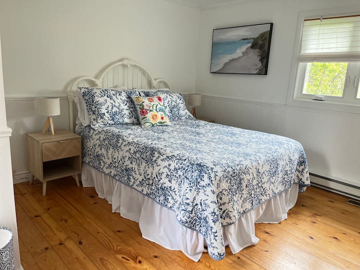 חדר שינה קווין שטוף שמש, ארון כפול עם שידה וחלונות משני צידי החדר, ויוצר רוח צלב טבעית מקסימה. 

שימו לב שיש עלייה קטנה לחדר.