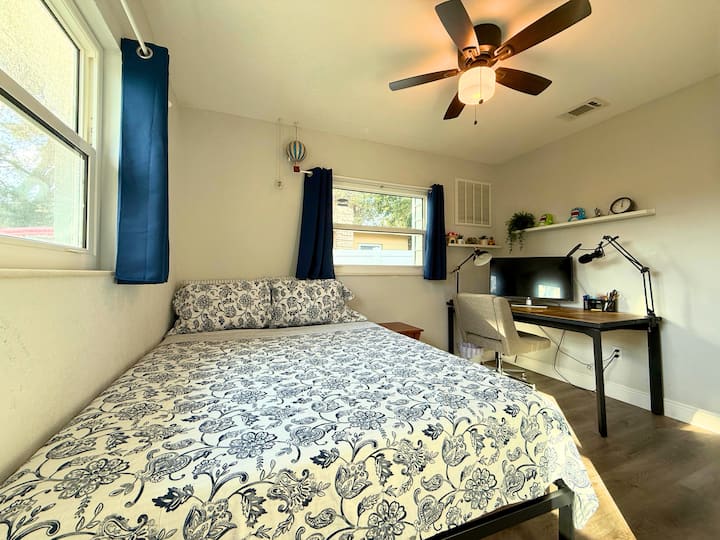 3つ目の寝室には、リモートワーカーに最適なオフィスがあります。 ノートパソコンに接続するための32インチモニター、ポッドキャストマイク、刺激的な本などをご用意しています！ 