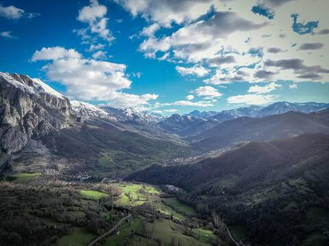 Light, modern 3-bed, 5 person apartment.