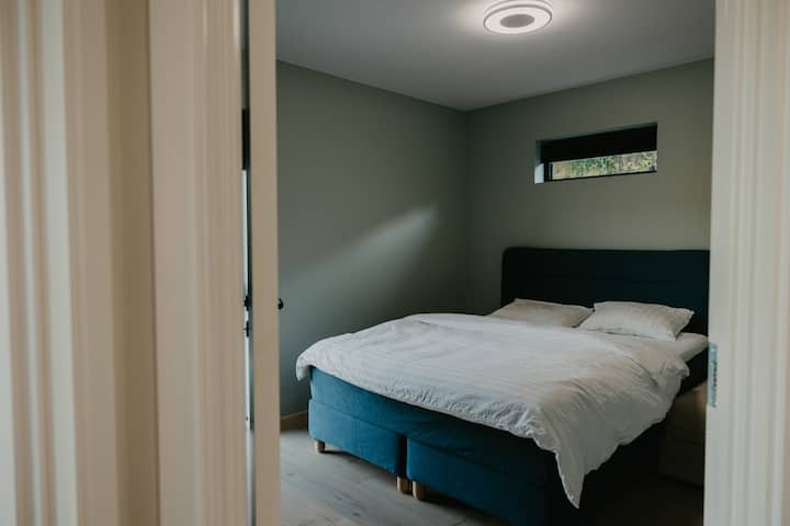 Chambre 2 : 
2 + 1 lit 
Lit double de 160 cm 
Un lit simple de 80 x 200 cm peut être inséré si nécessaire