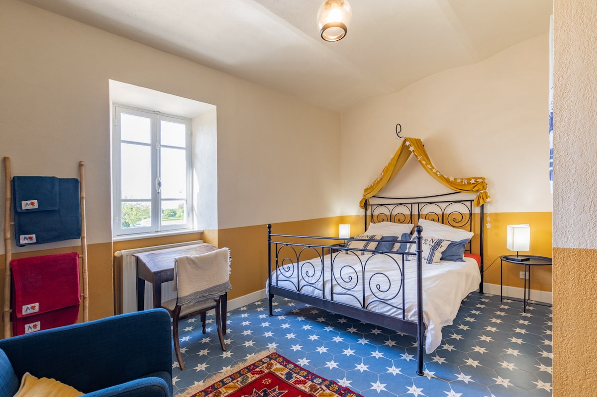 Poste de travail, coin salon, lit 160x200