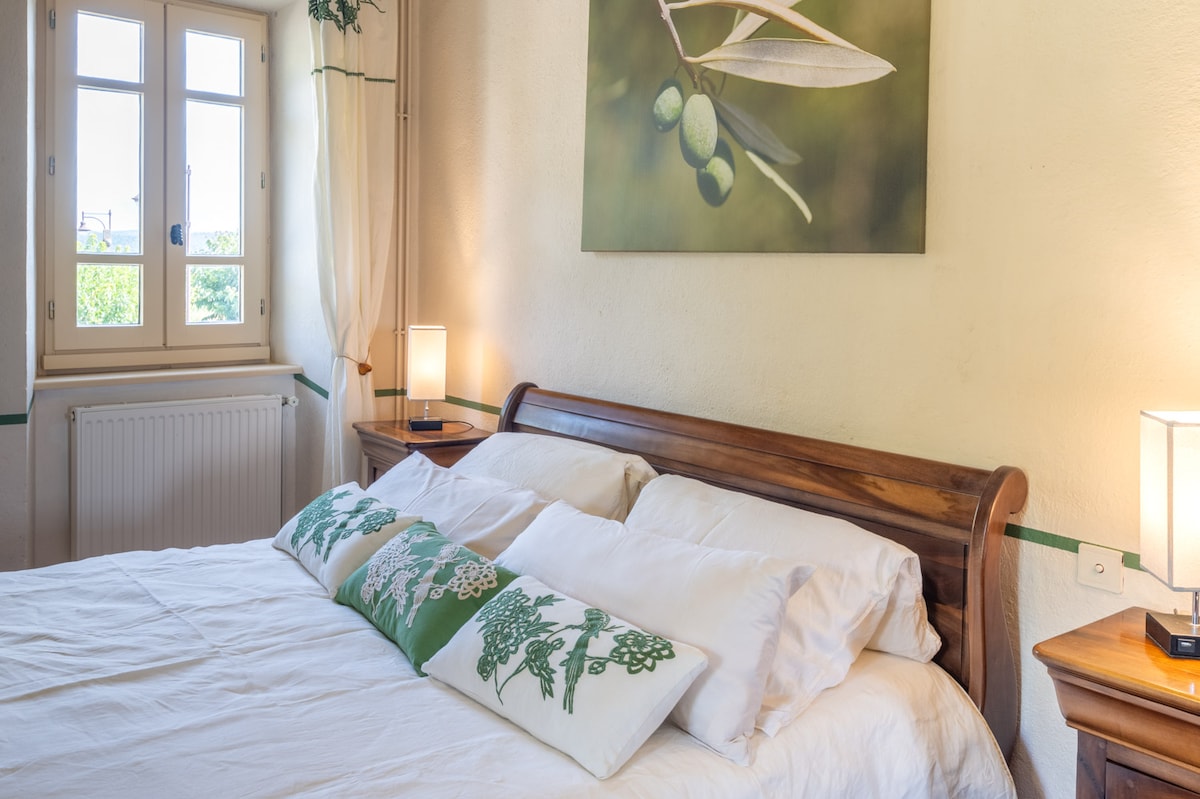 Rez-de-chaussée : La chambre verte - grande chambre avec lit en bois massif, 160 x 200 cm, armoire à miroir ancienne, stations de recharge et place pour un lit bébé.