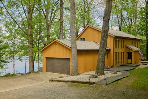 Classic Lakefront Retreat on Raccoon Lake, USA