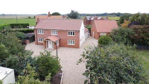 Stylish 6-Bed House, Norfolk Broads