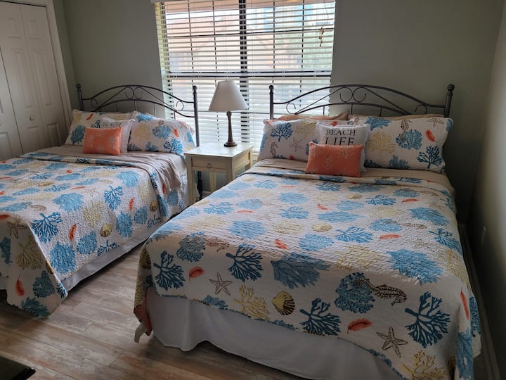 Secondary bedroom with full bath en-suite
