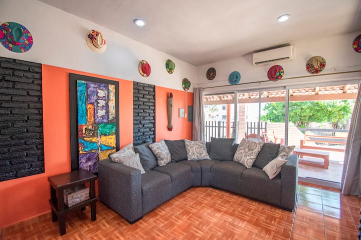 放鬆享受！這間精心裝飾的客廳設有豪華舒適的沙發、智能電視和開放式樓層，無縫連接到廚房，配有專門的工作空間，可遠程工作或記錄您的冒險。