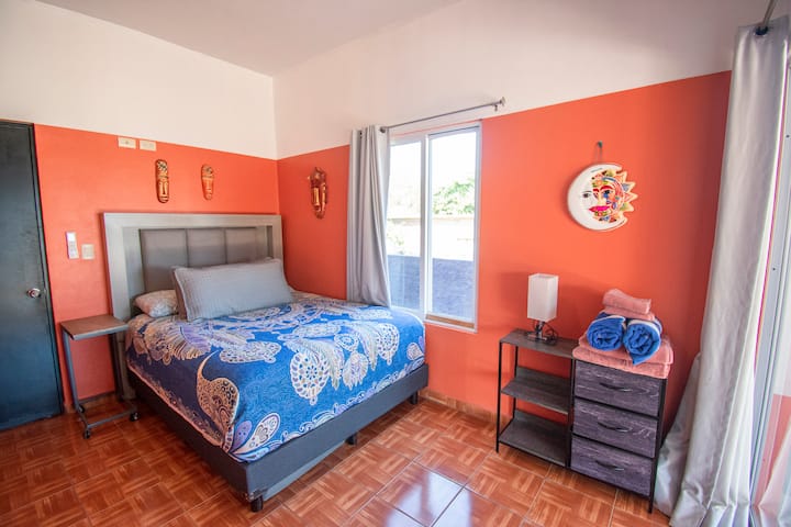 在這間寧靜的一樓臥室中，您可以醒來欣賞海景，配有舒適的雙人床、全身鏡、方便的行李長凳、衣架和小型梳妝台，讓您保持整潔和放鬆。