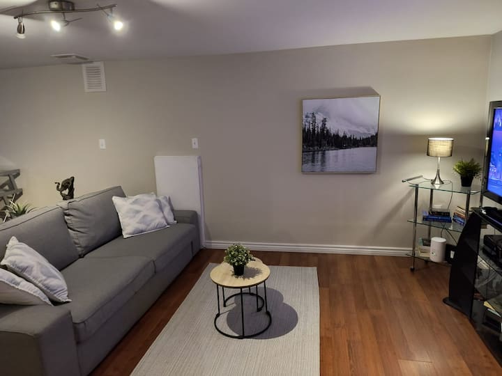 Comfortable 2-bedroom, Private Kitchen & Bathroom - Laval