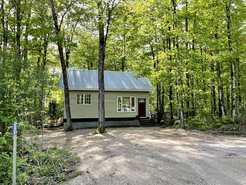 Cozy Luxury Cabin with outdoor hot tub!