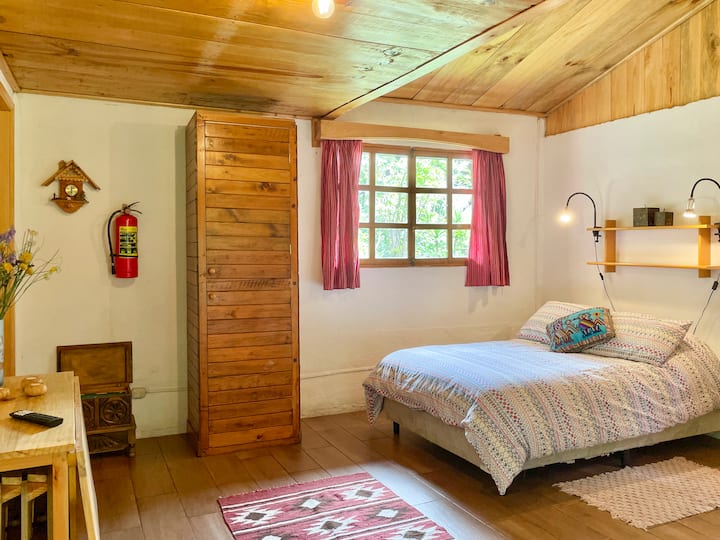 Interiér malej chaty. Vhodné až pre 4 osoby. Je vybavený manželskou posteľou a poschodovou posteľou s dvoma imperiálnymi posteľami. 