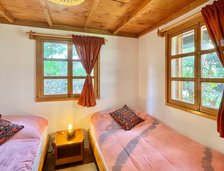 Sekundárna izba vo veľkej zrube s dvoma imperiálnymi posteľami.