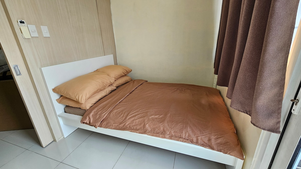 تحتوي هذه الغرفة على سرير مزدوج ووسائد إضافية ولحاف ومكيف هواء وحامل 2 حصان وستائر سوداء وستائر سوداء وأدراج خزانة ومكواة وحامل مكواة وشماعات ومجفف شعر. يمكنك أيضًا الوصول إلى الشرفة ذات الإطلالة على أفق مانيلا.