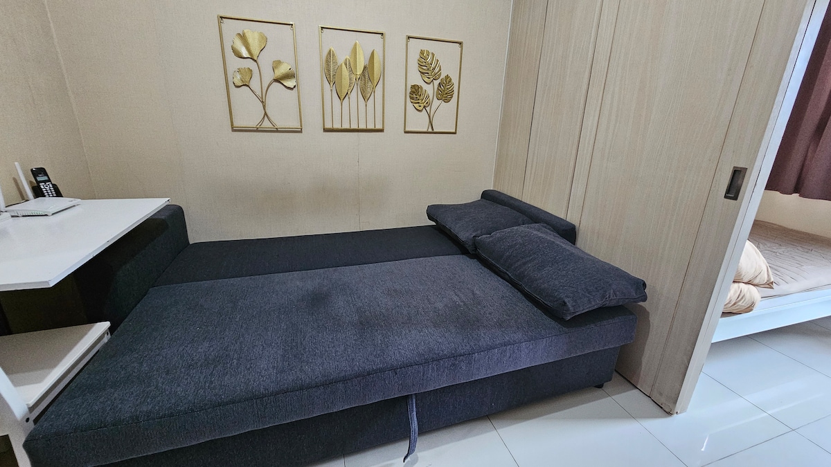 سرير أريكة جديد عند تحويله إلى سرير.