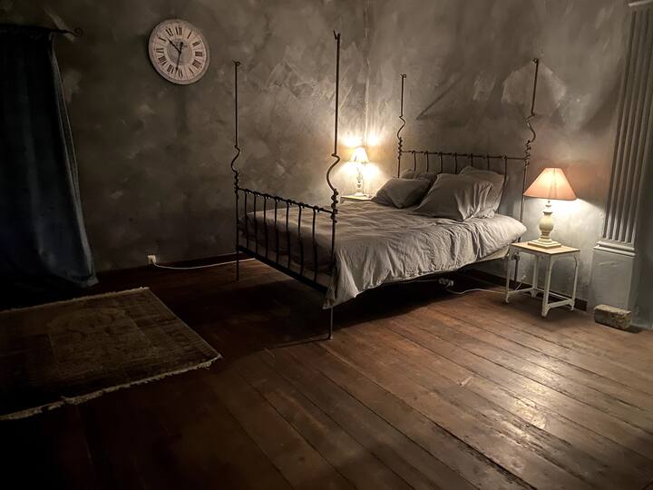 Spálňa č.3.  
Priestranné 35 m ² 
Manželská posteľ s baldachýnom z tepaného železa.
Steny badigeonovej farby na drevené uhlie.
(detská postieľka - na požiadanie) 