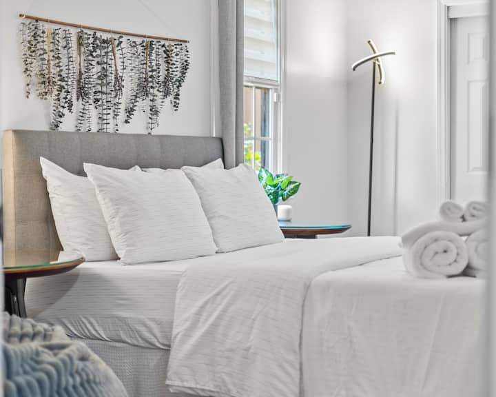 Bedroom 2 - Oversized Lounger, Queen Bed