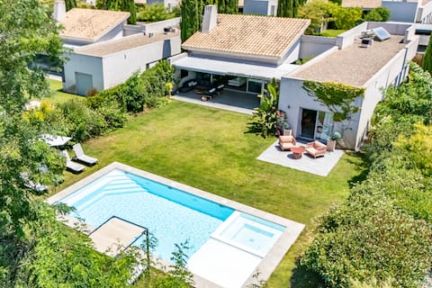 1000m2 | Golf | Pool & BBQ | Jacuzzi | 5 rooms
