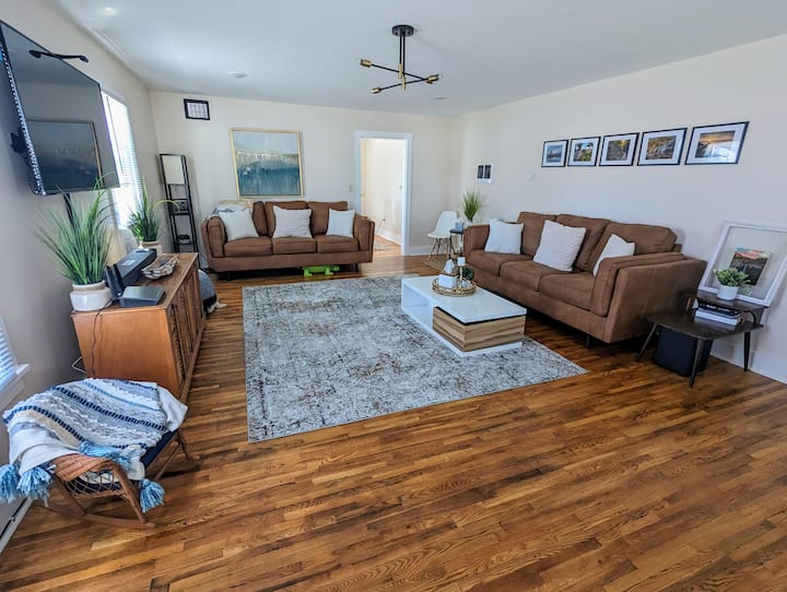 The Watkins House. Two King Beds, Sleeps 8! - Watkins Glen, NY
