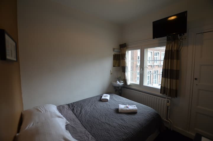 Very Small Budget Room With Amazing View To Church - Maastricht