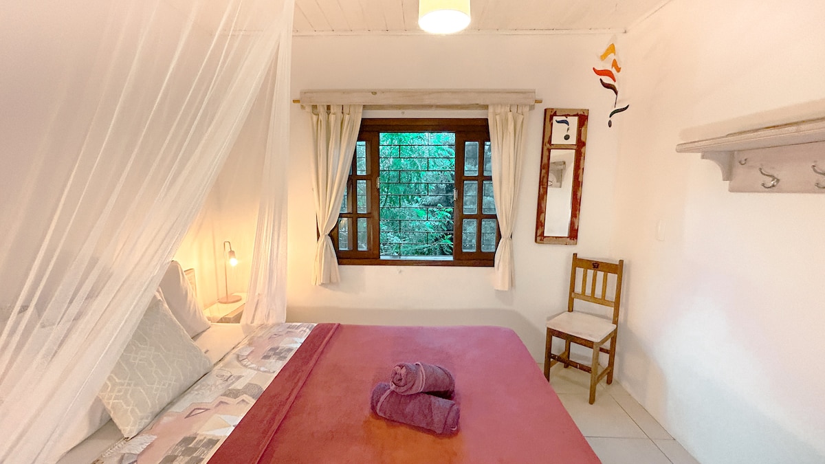 ห้องพักพร้อมเตียงควีนไซส์วิวเขียวขจีและลานบ้าน