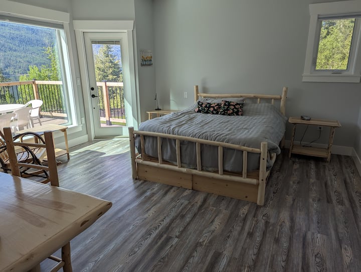 غرفة الطائر الطنان الداخلي في الطابق الرئيسي
يحتوي على باب دخول منفصل
خزانة ملابس 
حمام داخلي
سهولة الوصول لأولئك الذين لديهم بعض المخاوف المتعلقة بإمكانية الوصول
