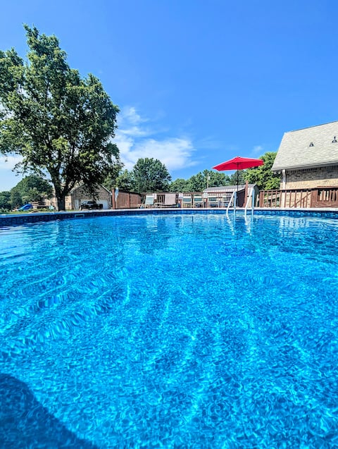 Nashville Retreat with pool, hot tub, & king bed!