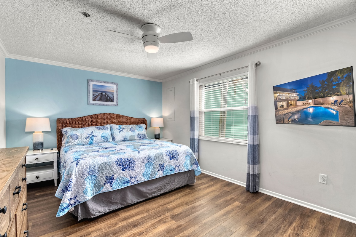 غرفة نوم بسرير كبير 