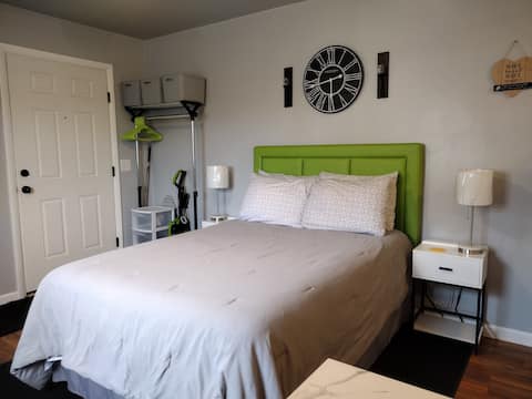 Cozy 1-BR guest house w/free parking on premises