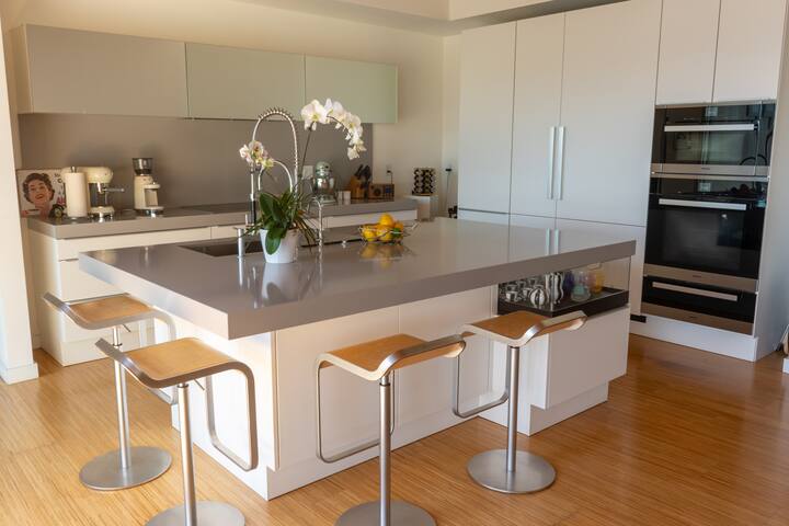 Los Angeles/Bel Air Villa with breathtaking view! gallery image 4