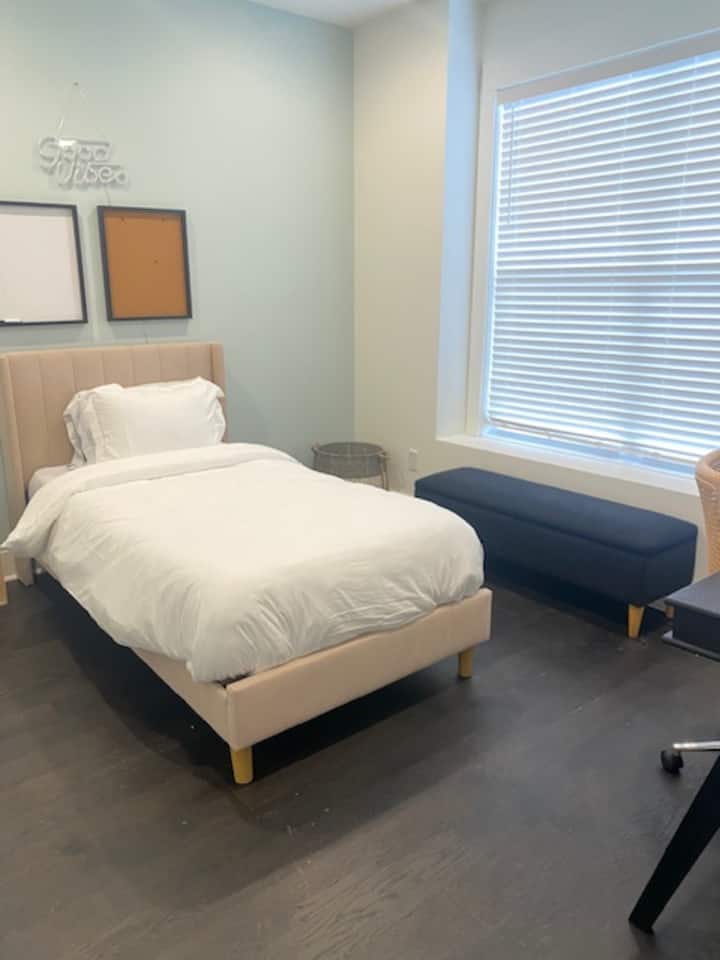 ห้องนอน 3 ตั้งอยู่ที่ชั้นแรกพร้อมทางเข้าที่โรงจอดรถ ห้องนอนนี้มีเตียงเดี่ยวพร้อมผ้าปูที่นอนสะอาดสดชื่นและพื้นที่ทำงานเฉพาะ 