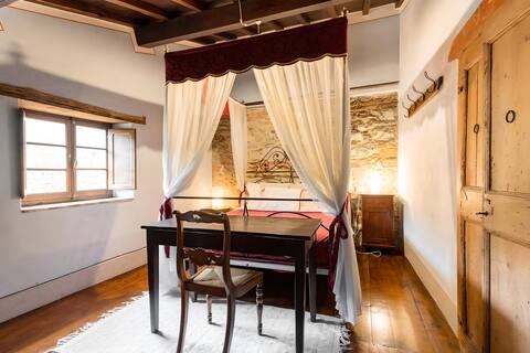 Loft surrounded by greenery, Tuscany