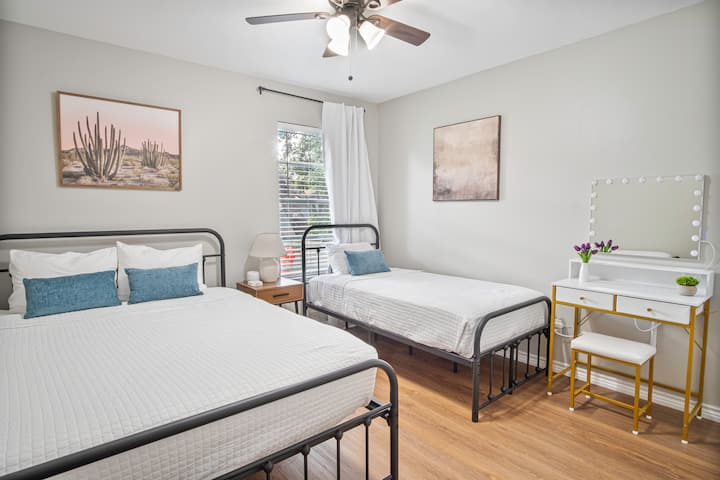 Просторна и универсална – тази спокойна стая разполага с плюшено двойно легло и две единични легла за допълнителна гъвкавост.