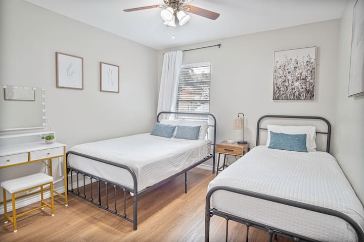 Спокойно място за отдих за семейства или приятели – с удобно двойно легло и единично легло в спокойно, осветено от слънцето пространство.