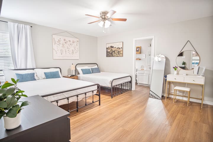 Просторната стая разполага с голямо двойно легло и двойно легло, за да се настанят всички удобно.