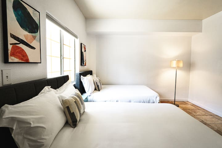 Spálňa 1. 2 manželské postele