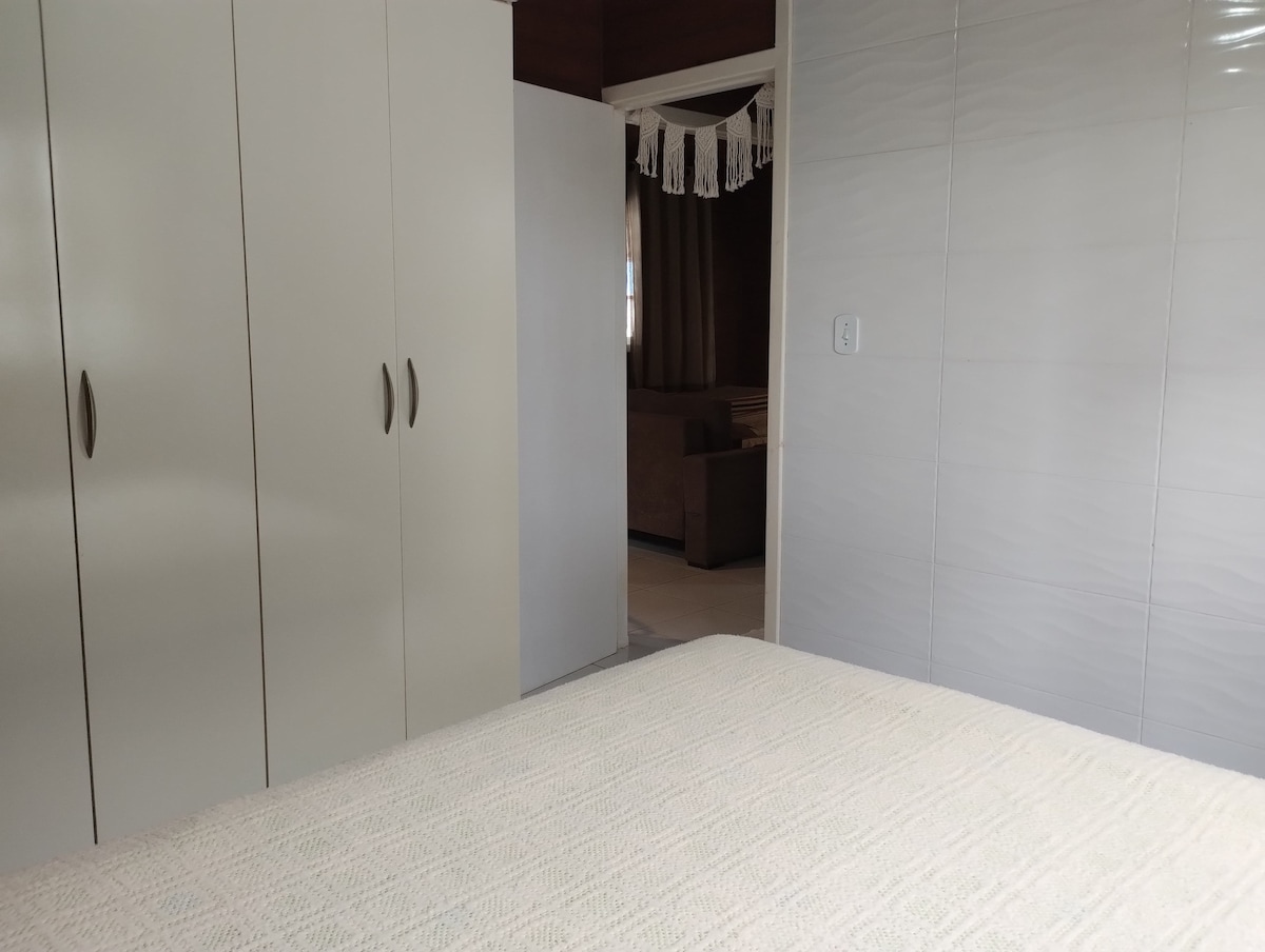 La habitación 2 está en la parte trasera de la casa, tiene armario con mantas y almohadas adicionales.