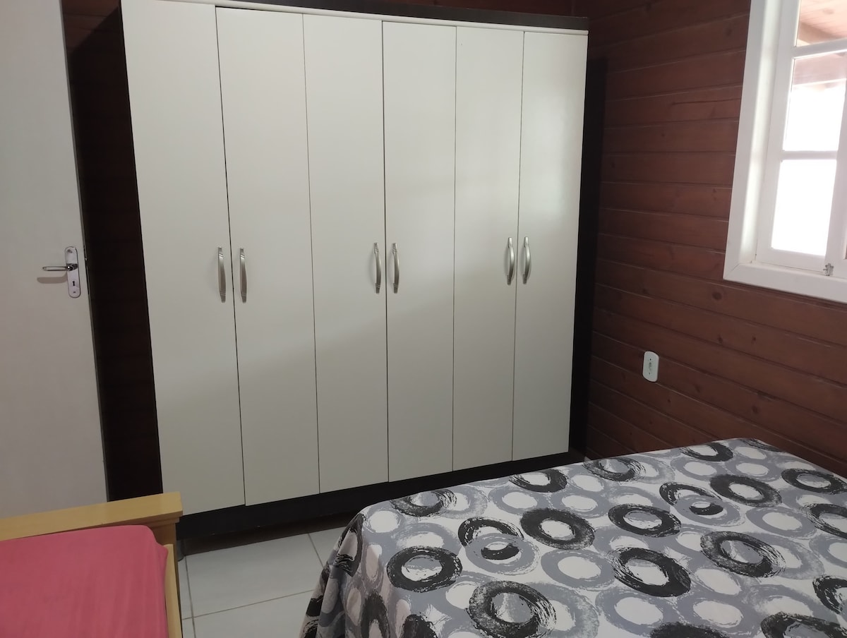 La habitación 1 tiene una ventana al frente de la casa.