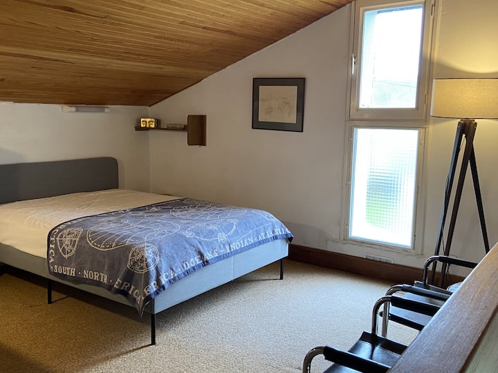 "Mezzanine" , chumba kwenye ghorofa ya 1 kilicho na choo/sinki la kujitegemea