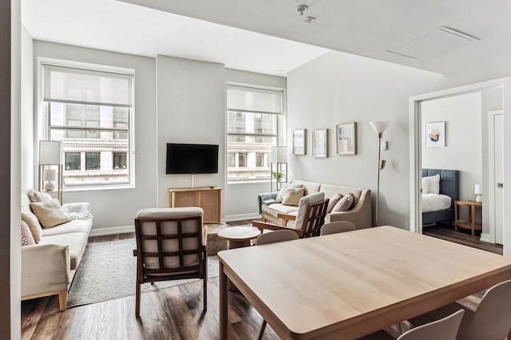 Homey 2BR-2BA steps from The Bean & Michigan Ave