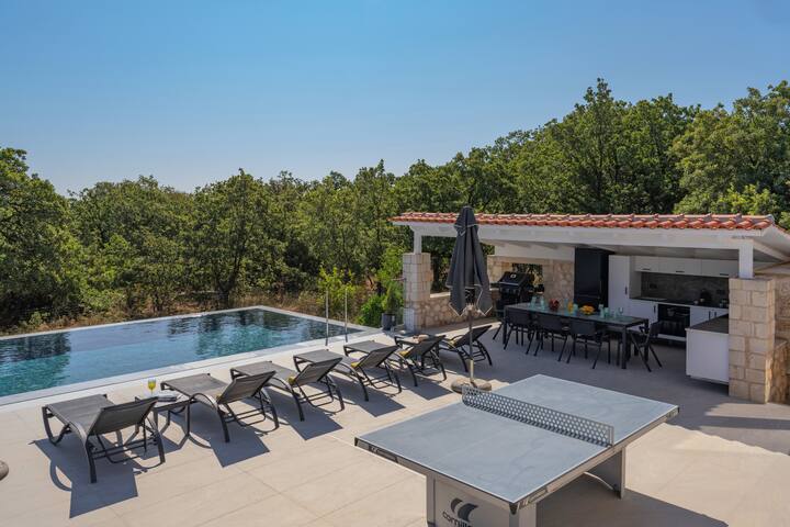 Green Hideaway • Private Oasis Near Town by etouri gallery image 3