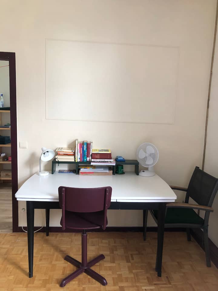 Kiti cha ofisi cha kale: geuza kiti ili kugeuka juu au chini.