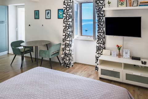 Popular Airbnb listing: Romantic studio w sea view, terrace & parking in Grad Labin