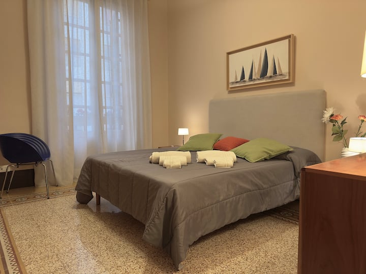 spálňa s manželskou posteľou a klimatizáciou .  Veľká 4-sezónna skriňa s  výhľadom  na balkón  