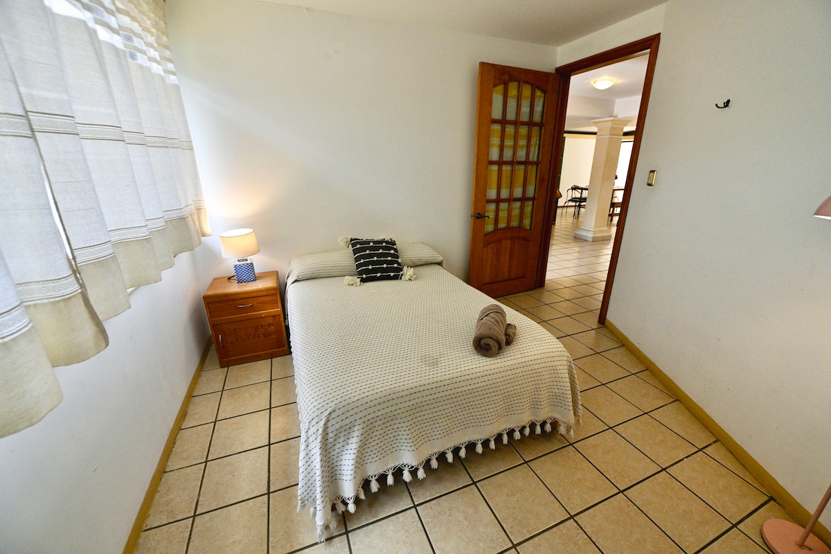 ES: Acogedora recámara con cama doble y luz natural desde la entrada.
EN: Cozy bedroom with a double bed and natural light visible from the entrance.