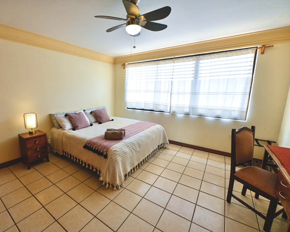 ES: Amplia habitación con cama king size y gran ventana que aporta luz natural.
ES: Amplio dormitorio con una cama tamaño king y una gran ventana que llena la habitación de luz natural.