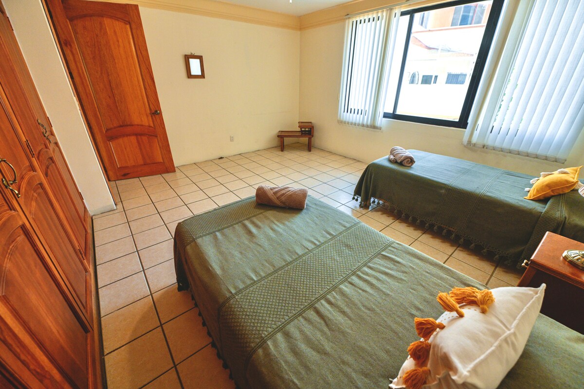 ES: Habitación luminosa con dos camas individuales, ideal para amigos, compañeros o familias.
ES: Habitación luminosa con dos camas individuales, ideal para amigos, compañeros de trabajo o familias.
