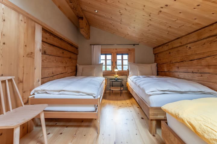 Горна, мала спална соба со 3 единечни кревета 