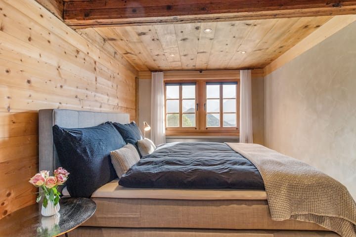 Долната спална соба, vis-à-vis е бања 