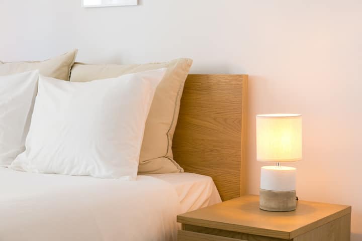 Cama para parejas con lámpara de lectura 