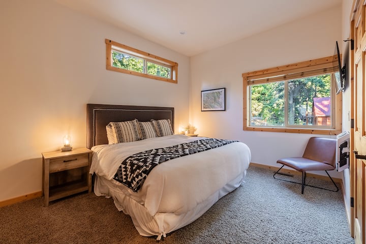 Opustite se u ovom ugodnom apartmanu na glavnoj etaži koji ima udoban bračni krevet (180 – 200 cm) s luksuznom posteljinom, poplunom i dodatnim jastucima za miran san. Prostor ispunjava prirodno svjetlo. Smart TV, noćni ormarići i komoda sa 6 ladica. Kupaonica s druge strane hodnika.