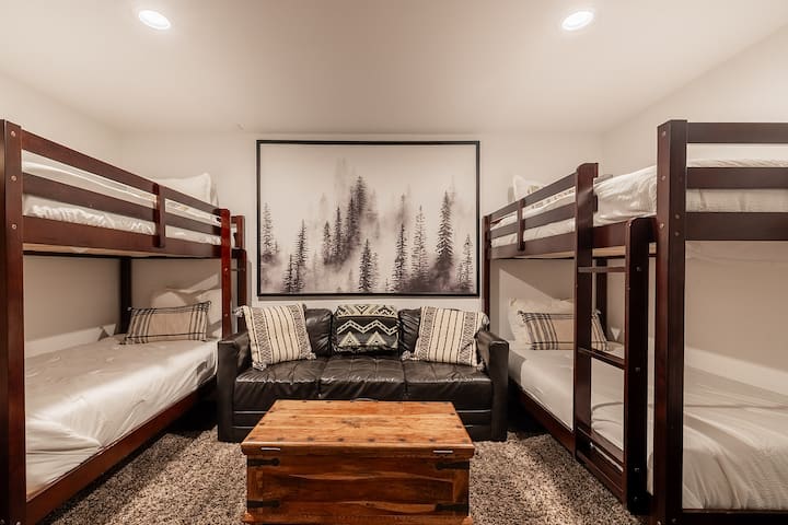 Soba na nižoj razini s dva kreveta na kat, kožnim kaučem, mekanim tepihom i televizorom ravnog ekrana. Zračni madrac za dvije osobe može se udobno smjestiti između kreveta i pružiti dodatni prostor za spavanje obiteljima ili većim grupama. WC i praonica rublja na kraju hodnika.